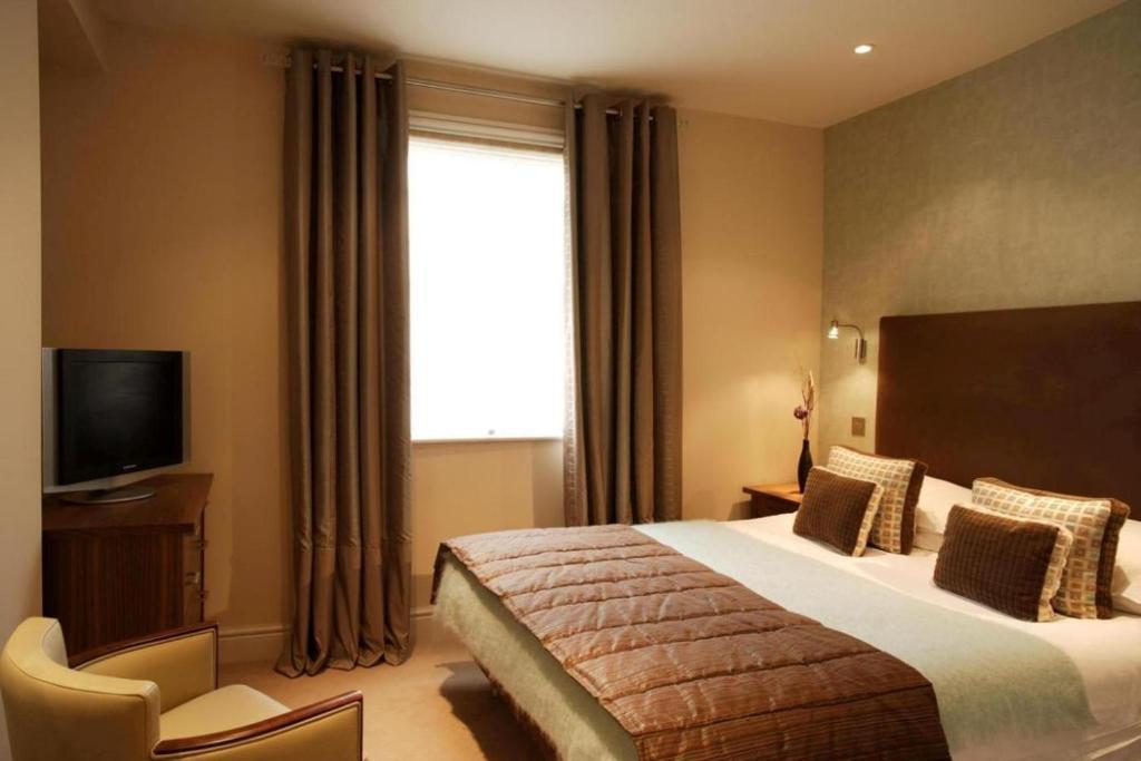 The George Hotel & Monty'S Cheltenham Ruang foto